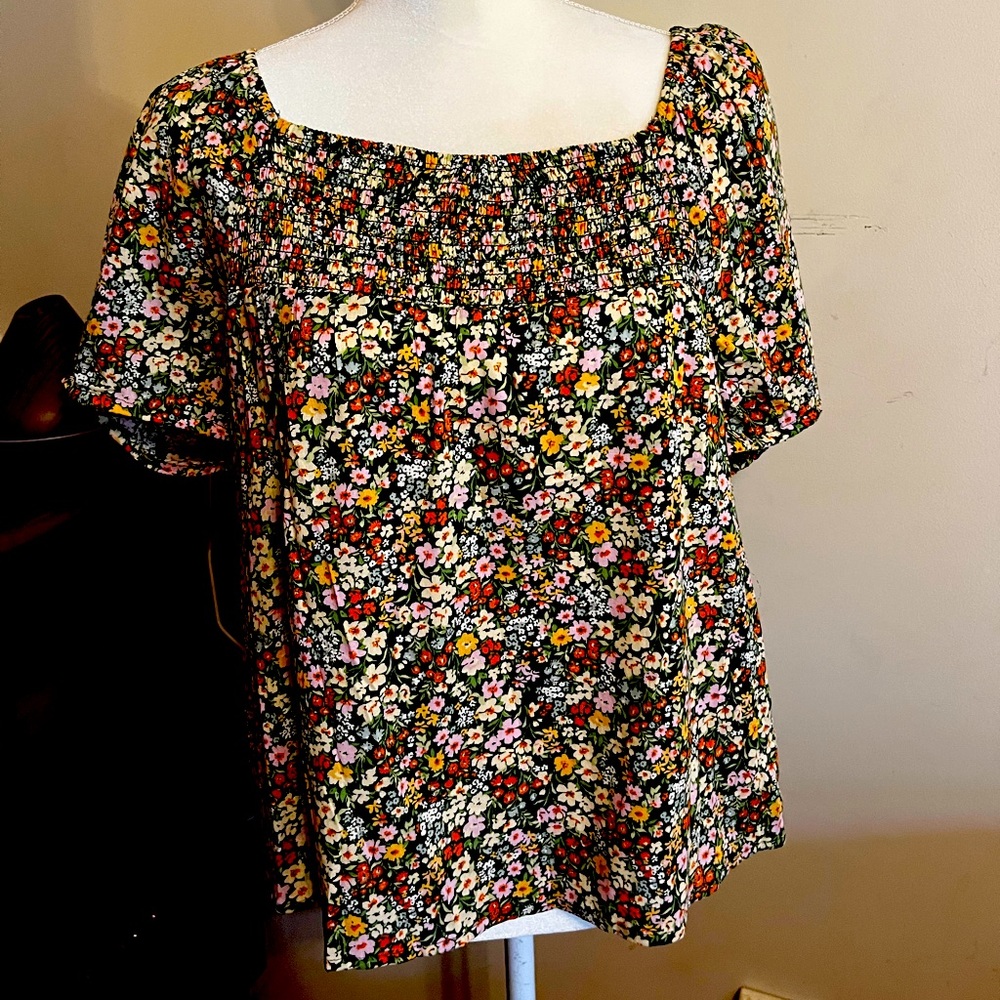 Selling a cute Old Navy top